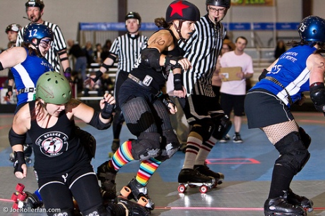 Pacific jammer Collideascope goes through a Jet City wall with some blocking help. Thanks Joe Rollerfan for the awesome pics!